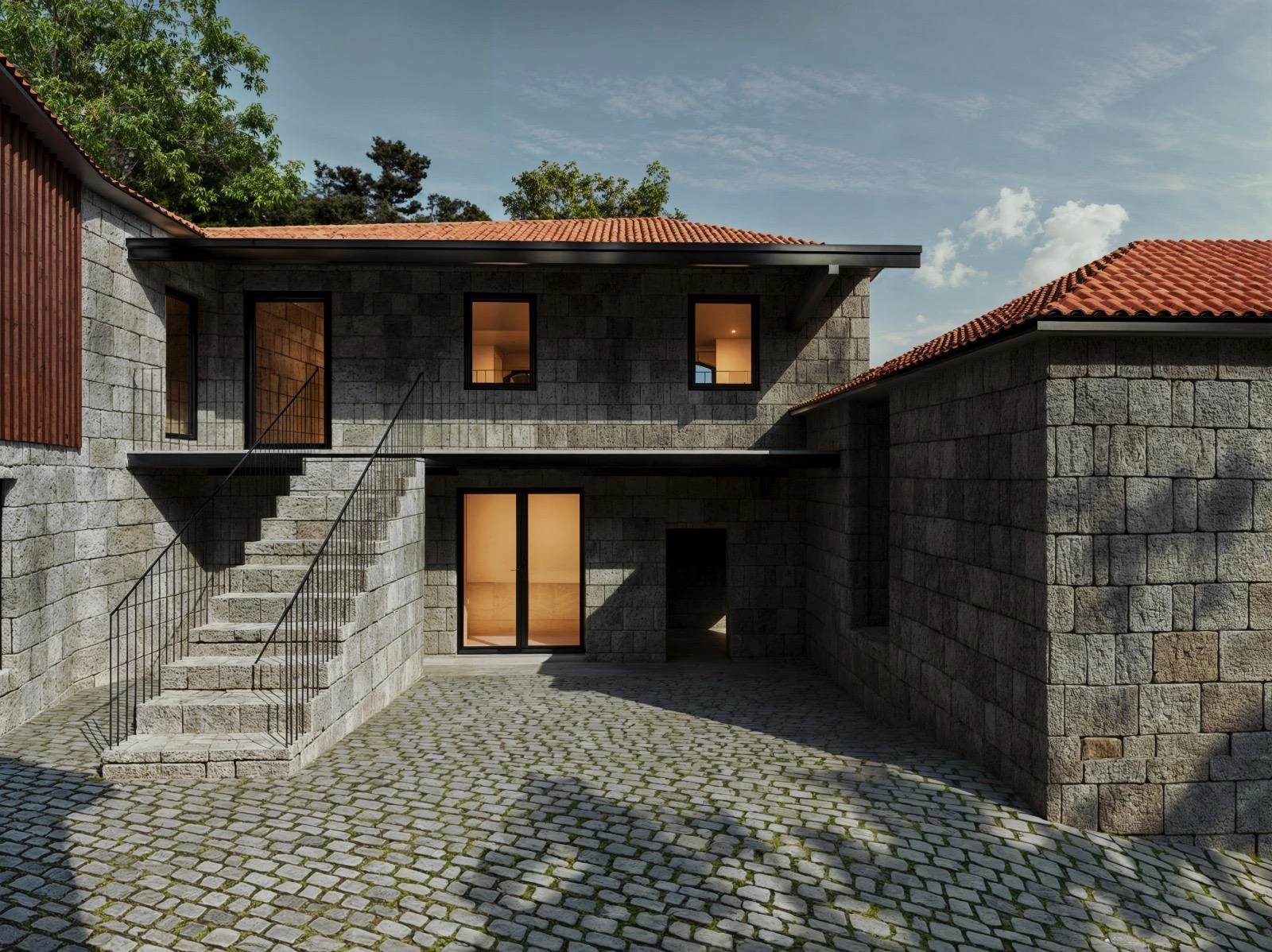 Engenheiro civil a analisar plantas de obra no terreno