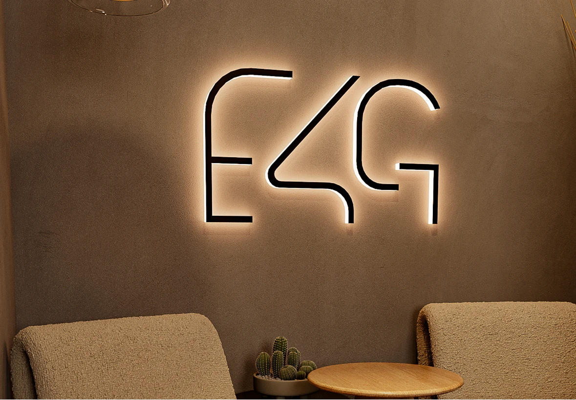 Equipa da Empower4Good a trabalhar em computadores no escritório